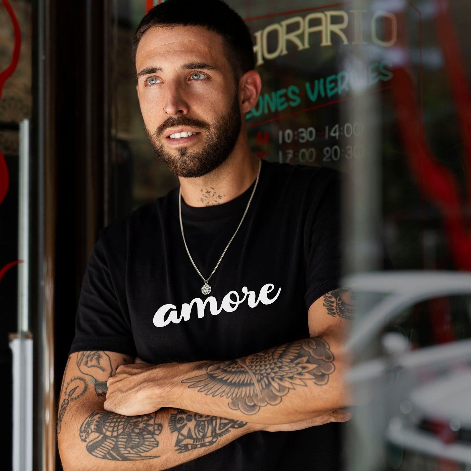 Unisex Bio-Baumwoll-T-Shirt „Amore“ in Schwarz – minimalistisches Design mit italienischem Schriftzug, nachhaltig produziert, Teil der Kollektion „Amore d’Oro“ von Passione Italiana.