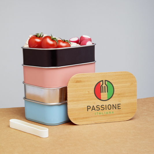 Rechteckige Edelstahl-Dose mit Bambusdeckel, Gabelsymbol im Tricolore-Kreis und „Passione Italiana“