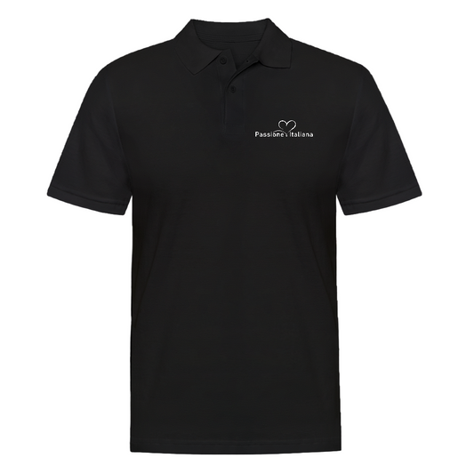 „Schwarzes Polo-Shirt mit weißem Brustprint ‚Passione Italiana‘ und Herzsymbol – Unisex-Schnitt, Vorderansicht“

