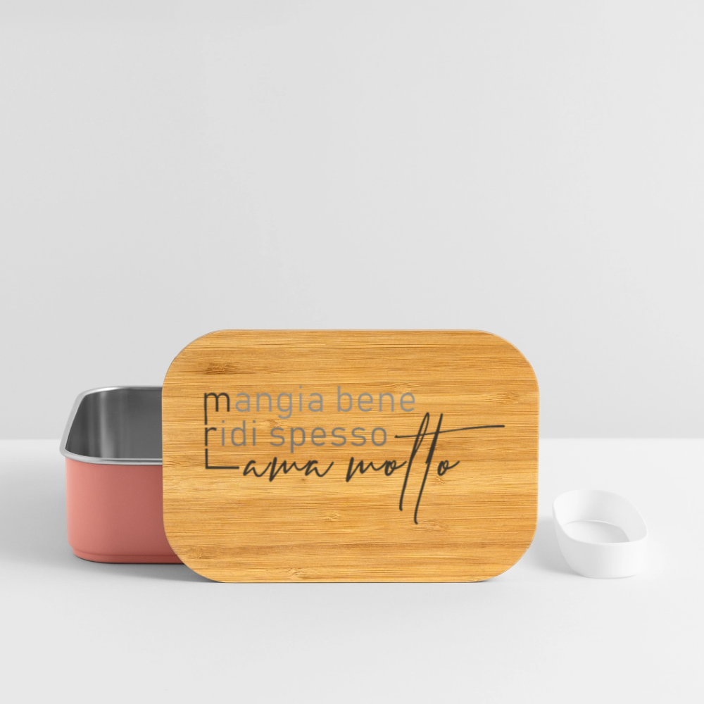 Edelstahl-Lunchbox mit Bambusdeckel und italienischem Spruch „Mangia bene, ridi spesso, ama molto“ – kompakt, aromadicht, dekorativ auf Küchenarbeitsplatte - Hellrosa