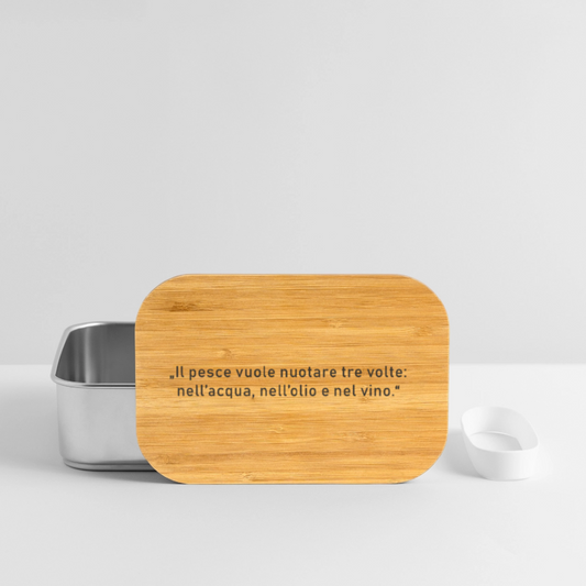 Edelstahl-Lunchbox mit Bambusdeckel und italienischem Spruch „Il pesce vuole nuotare tre volte…“ – kompakt, aromadicht, dekorativ auf Küchenarbeitsplatte