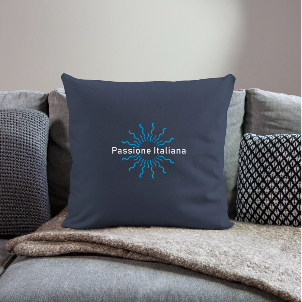 Sofakissen mit Füllung 44 x 44 cm - Navy Sofakissen mit weißem „Passione Italiana“-Schriftzug und blauer Sonnenstrahl-Grafik – dekorativ auf grauem Sofa mit Decke