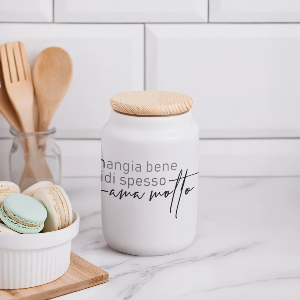 Weiße Keramik-Keksdose mit italienischem Spruch „Mangia bene, ridi spesso, ama molto“ und luftdichtem Buchenholzdeckel – dekorativ auf Küchenarbeitsplatte