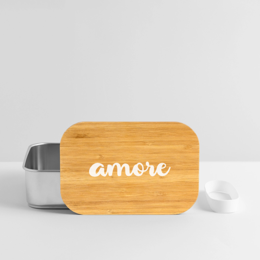 Edelstahl-Lunchbox mit Bambusdeckel und weißem Schriftzug „amore“ – kompakt, aromadicht, dekorativ auf Küchenarbeitsplatte