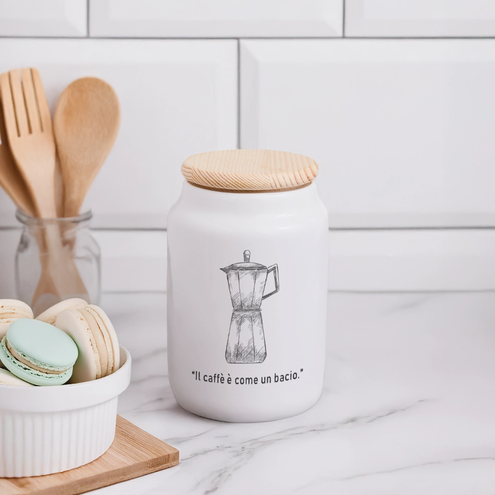 Weiße Keramik-Keksdose mit Moka-Motiv und italienischem Spruch „Il caffè è come un bacio“, luftdichter Buchenholzdeckel, dekorativ auf Küchenarbeitsplatte