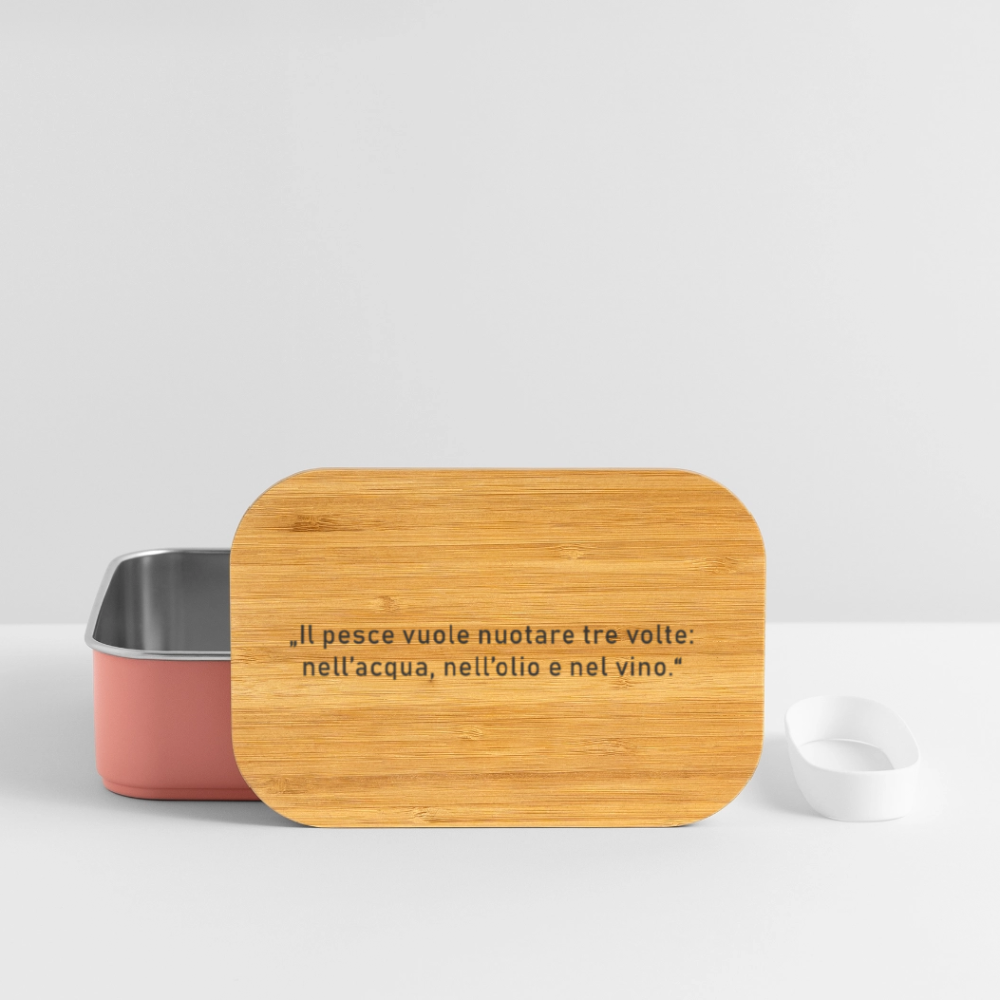 Edelstahl-Lunchbox mit Bambusdeckel und italienischem Spruch „Il pesce vuole nuotare tre volte…“ – kompakt, aromadicht, dekorativ auf Küchenarbeitsplatte - Hellrosa