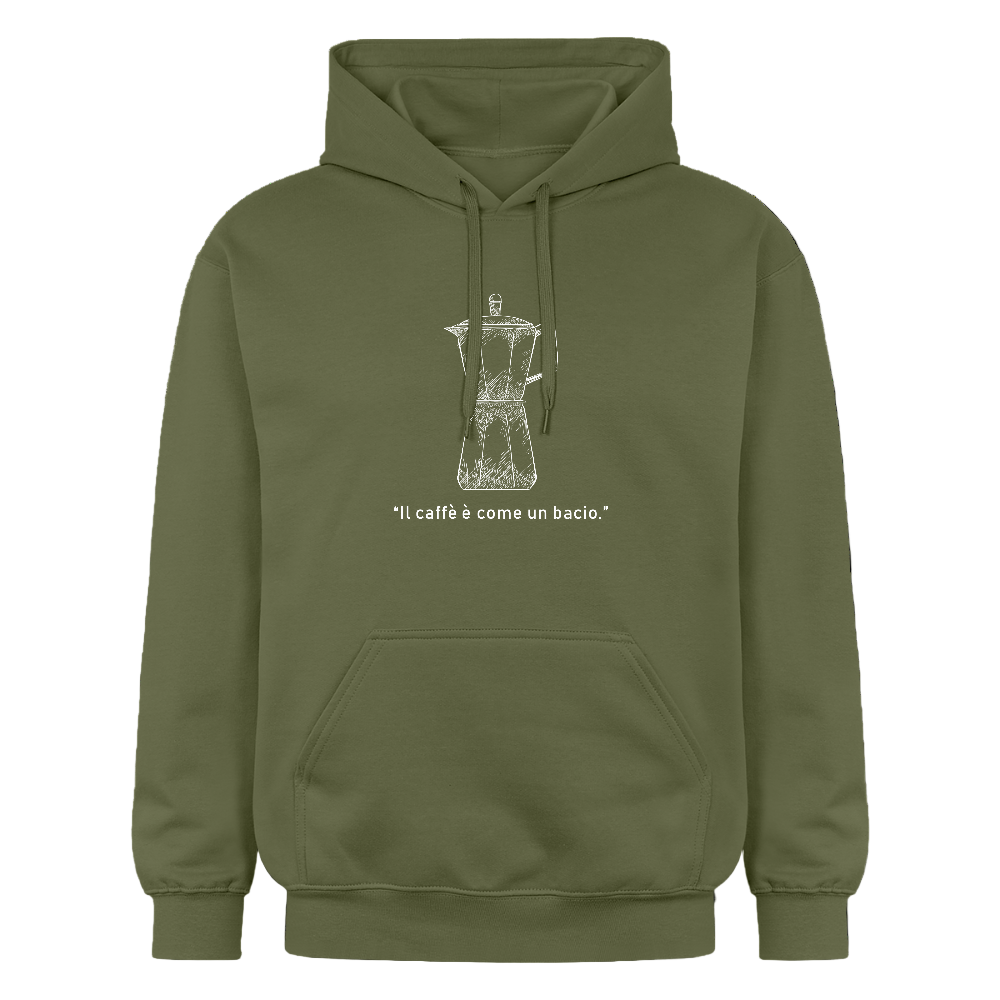 Unisex Hoodie mit weißem Moka-Print und italienischem Spruch „Il caffè è come un bacio“ auf der Brust - Militärgrün