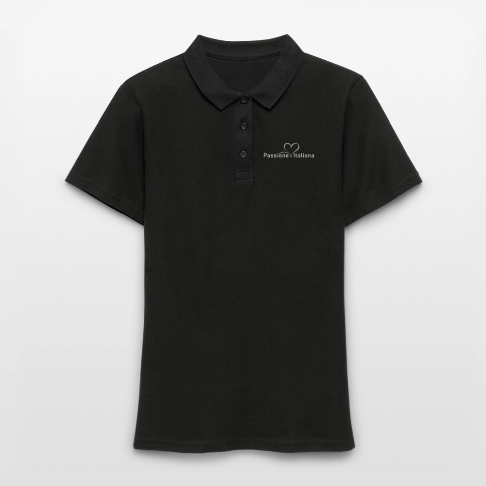 „Schwarzes Gildan Polo-Shirt mit weißem Brustprint ‚Passione Italiana‘ und Herzsymbol – Unisex-Schnitt, Vorderansicht“