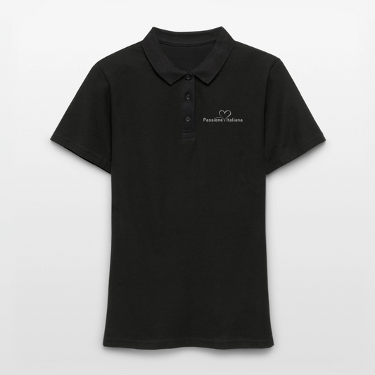 „Schwarzes Gildan Polo-Shirt mit weißem Brustprint ‚Passione Italiana‘ und Herzsymbol – Unisex-Schnitt, Vorderansicht“
