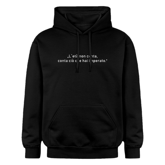 Schwarzer Unisex Hoodie mit weißem italienischen Zitat „L’età non conta, conta ciò che hai imparato“ auf der Brust