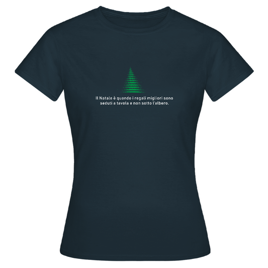 Navy Damen-T-Shirt mit stilisiertem grünem Weihnachtsbaum und italienischem Spruch: „Il Natale è quando i regali migliori sono seduti a tavola e nicht unter dem Baum.“