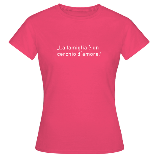 Figurbetontes T-Shirt mit Rundhalsausschnitt und zentralem Familien-Print in italienischer Sprache- Azalea
