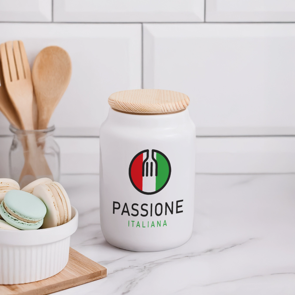 Weiße Keramik-Keksdose mit Gabelsymbol im Tricolore-Kreis und „Passione Italiana“-Schriftzug, luftdichter Buchenholzdeckel, dekorativ auf Küchenarbeitsplatte