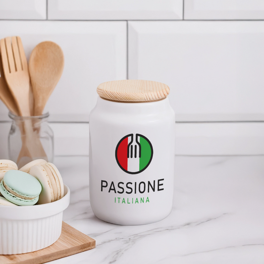 Weiße Keramik-Keksdose mit Gabelsymbol im Tricolore-Kreis und „Passione Italiana“-Schriftzug, luftdichter Buchenholzdeckel, dekorativ auf Küchenarbeitsplatte
