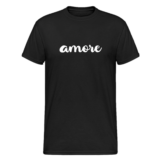 Schwarzes T-Shirt mit weißem „amore“-Schriftzug in eleganter Kursivschrift – minimalistisches Design von Passione Italiana