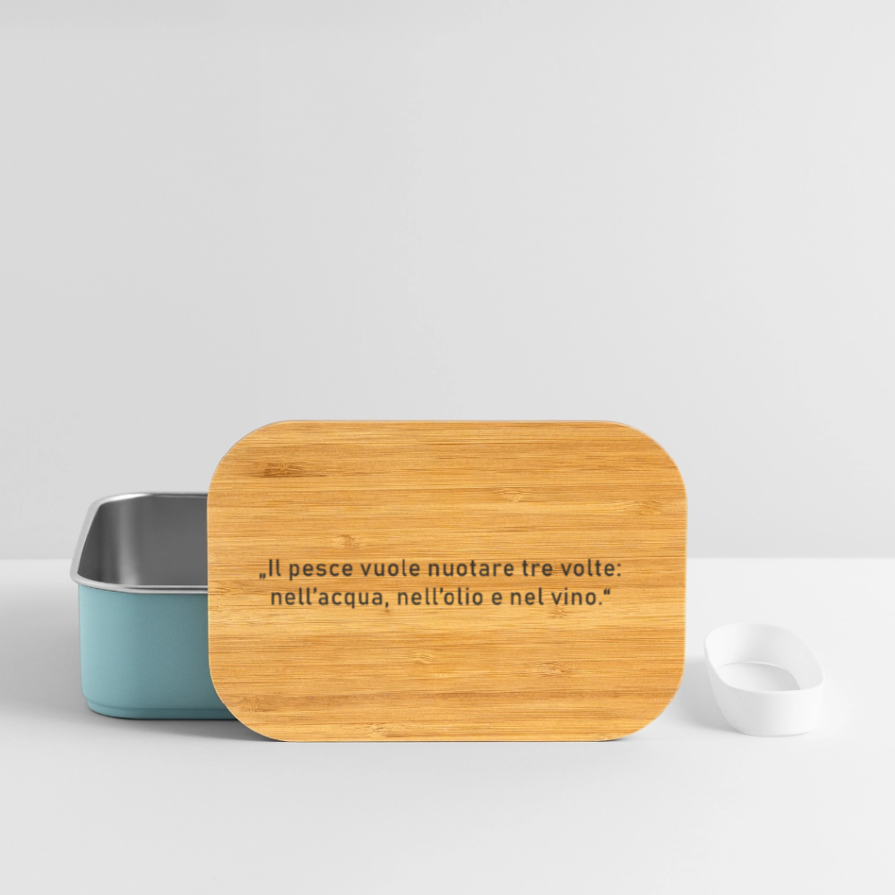 Edelstahl-Lunchbox mit Bambusdeckel und italienischem Spruch „Il pesce vuole nuotare tre volte…“ – kompakt, aromadicht, dekorativ auf Küchenarbeitsplatte - Hellblau