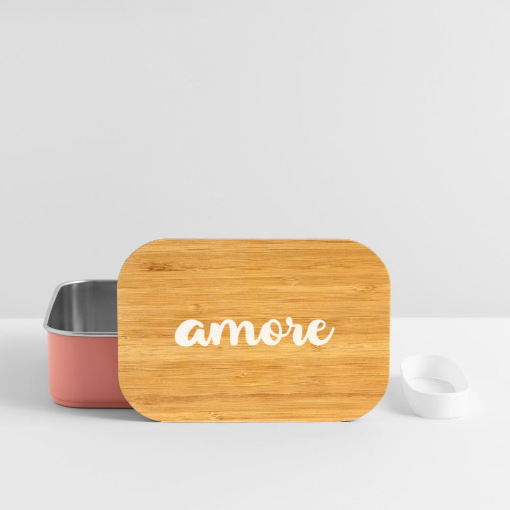 Edelstahl-Lunchbox mit Bambusdeckel und weißem Schriftzug „amore“ – kompakt, aromadicht, dekorativ auf Küchenarbeitsplatte- Hellrosa