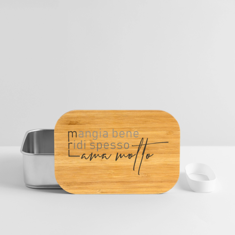 Edelstahl-Lunchbox mit Bambusdeckel und italienischem Spruch „Mangia bene, ridi spesso, ama molto“ – kompakt, aromadicht, dekorativ auf Küchenarbeitsplatte