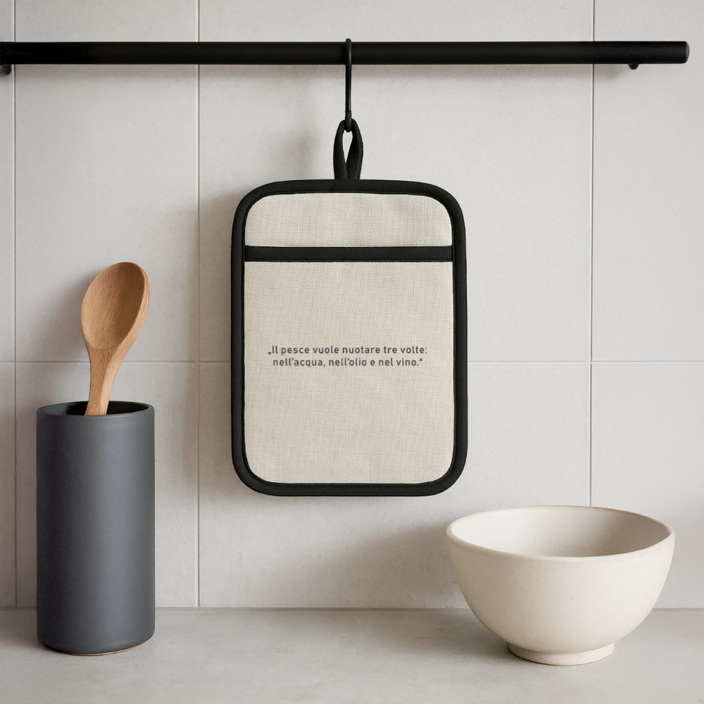 Beiger Topflappen mit schwarzem Rand und italienischem Spruch „Il pesce vuole nuotare tre volte…“ – rutschfest, dekorativ, funktional