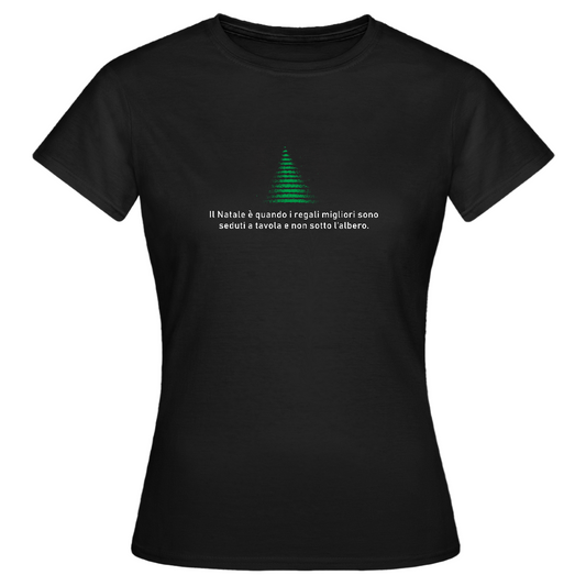 Figurbetontes schwarzes Damen-T-Shirt mit stilisiertem grünem Weihnachtsbaum und italienischem Spruch: „Il Natale è quando i regali migliori sono seduti a tavola e nicht unter dem Baum.“