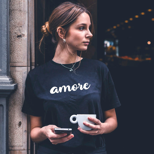 Liebe zum Anziehen: Schwarzes T-Shirt mit weißem „amore“-Print – schlicht, stilvoll, bedeutungsvoll

