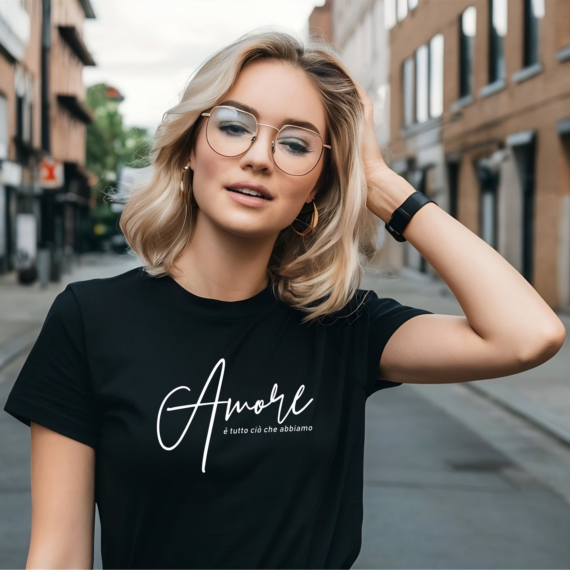 Schwarzes Unisex-T-Shirt aus 100 % Bio-Baumwolle mit weißem „Amore – è tutto ciò che abbiamo“-Print. Nachhaltige Streetwear mit Herz und Haltung – bequem, hochwertig, emotional.