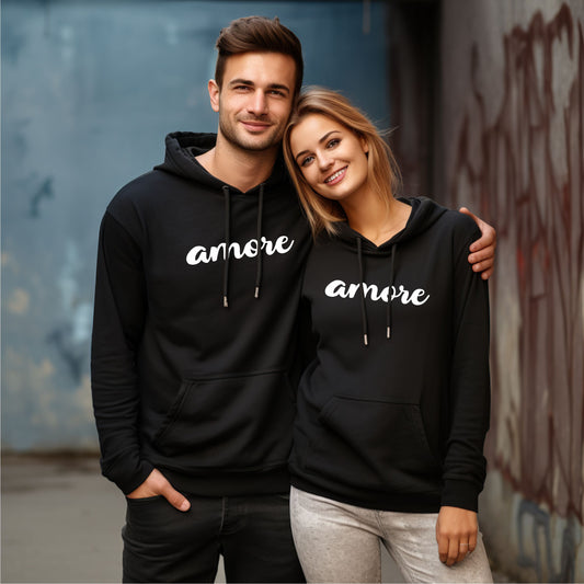 Unisex-Kapuzenpullover aus Bio-Baumwolle in Schwarz – weicher Hoodie mit Beuteltasche und Kapuze, nachhaltiges Design für Alltag und Freizeit, erhältlich in mehreren Farben und Größen.
