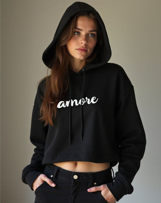 Frau trägt schwarzes Bio-Baumwoll-T-Shirt mit „Amore“-Schriftzug – minimalistisches Design, nachhaltig produziert, Teil der Kollektion „Amore d’Oro“ von Passione Italiana.