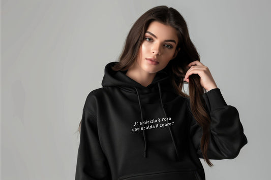 Unisex-Kapuzenpullover aus Baumwoll-Polyester-Mix in Schwarz, mit goldfarbenem Schriftzug „Freundschaft ist das Gold, das das Herz erwärmt“ auf der Vorderseite; klassischer Schnitt mit Kapuze und Beuteltasche, erhältlich in sechs Farben und Größen von S bis 3XL