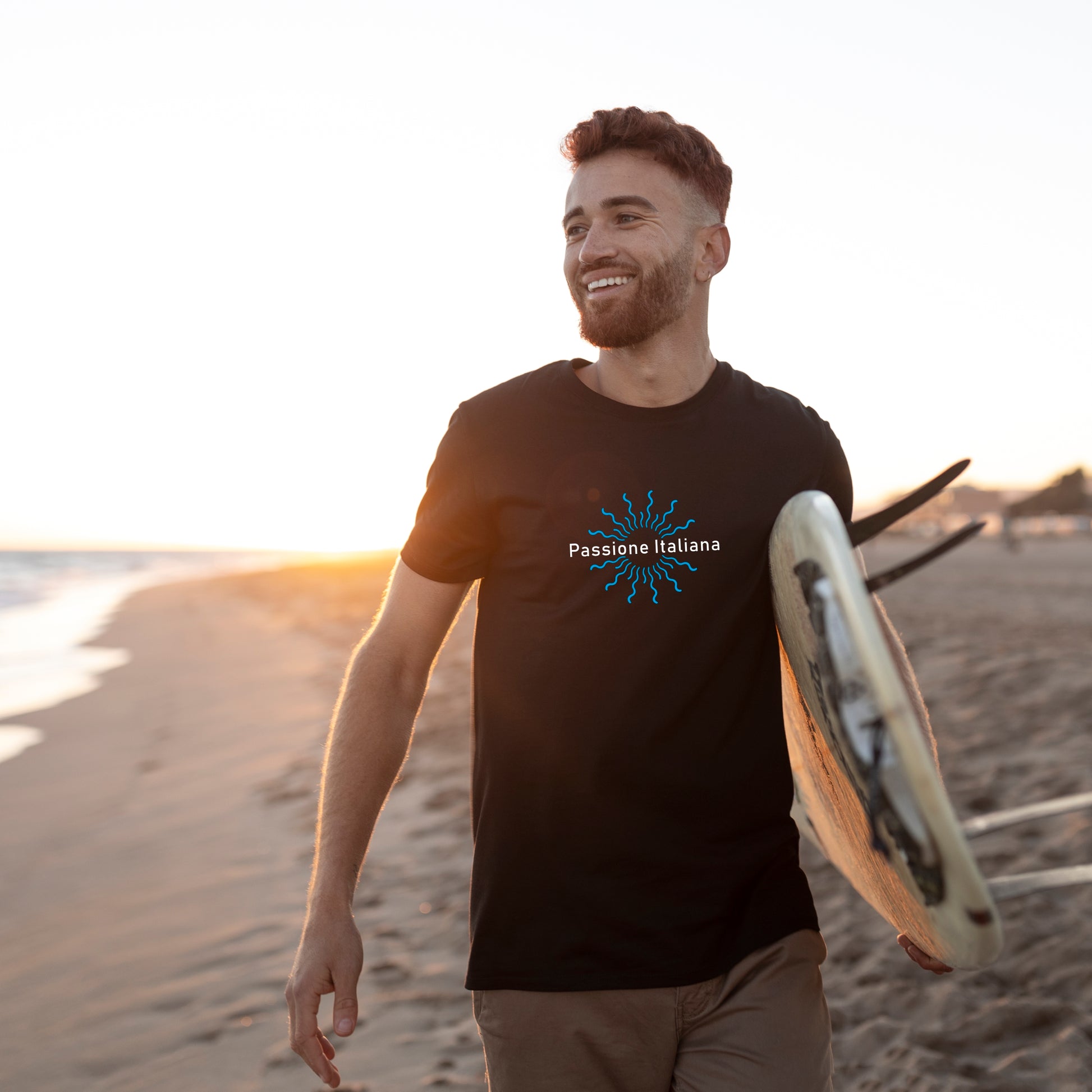 Surferin in Abendlicht mit „Passione Italiana“-Shirt – mediterranes Lebensgefühl trifft Strandkultur