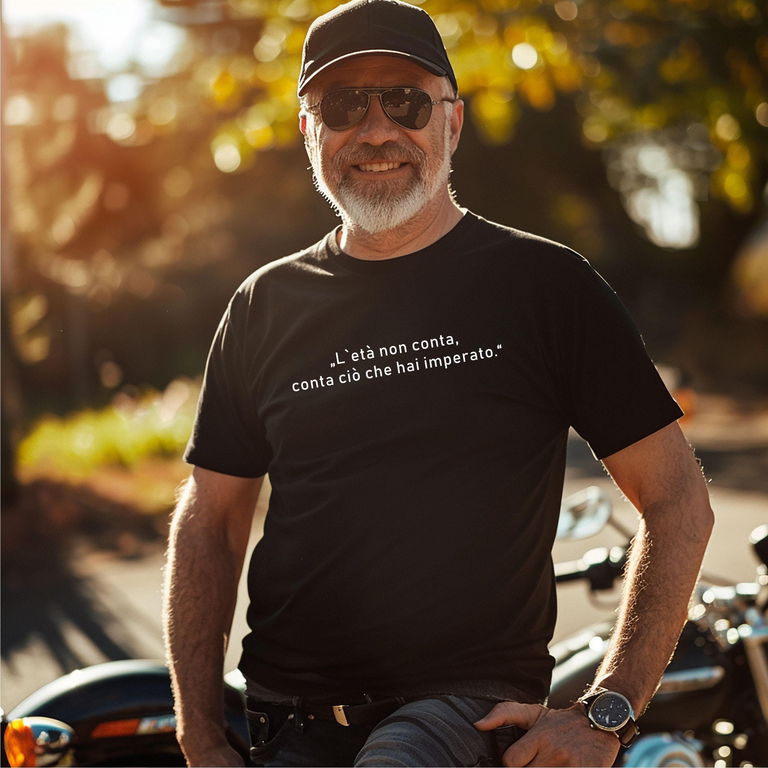 Unisex T-Shirt „L’età“ aus 100 % Bio-Baumwolle in Schwarz – schlichtes Design mit italienischem Zitat über das Alter, nachhaltig produziert, erhältlich in mehreren Farben und Größen, Teil der Kollektion „Amore d’Oro“ von Passione Italiana
