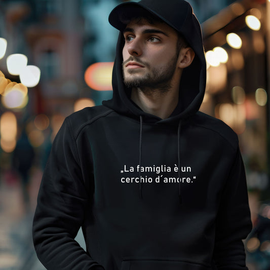 Unisex-Kapuzenpullover in Schwarz mit italienischem Zitat „La famiglia è un cerchio d’amore“ auf der Brust, warm gefüttert mit Kapuze und Beuteltasche, Teil der Kollektion Famiglia e amore von Passione Italiana.