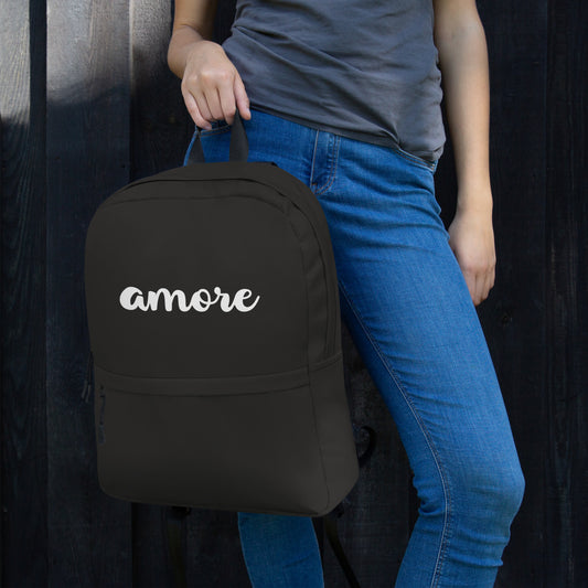 Person trägt den Rucksack Amore in urbaner Umgebung, Teil der Kollektion La borsa – Taschen für Sommer, Freizeit & italienische Momente