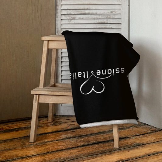 Schwarzes Handtuch mit vertikalem weißen Schriftzug „Passione Italiana“ 