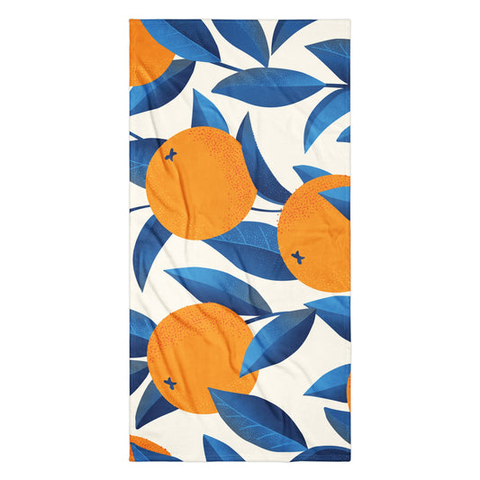 Handtuch mit stilisierten Orangen und blauen Blättern auf weißem Hintergrund – sommerlich, weich, mediterran.
