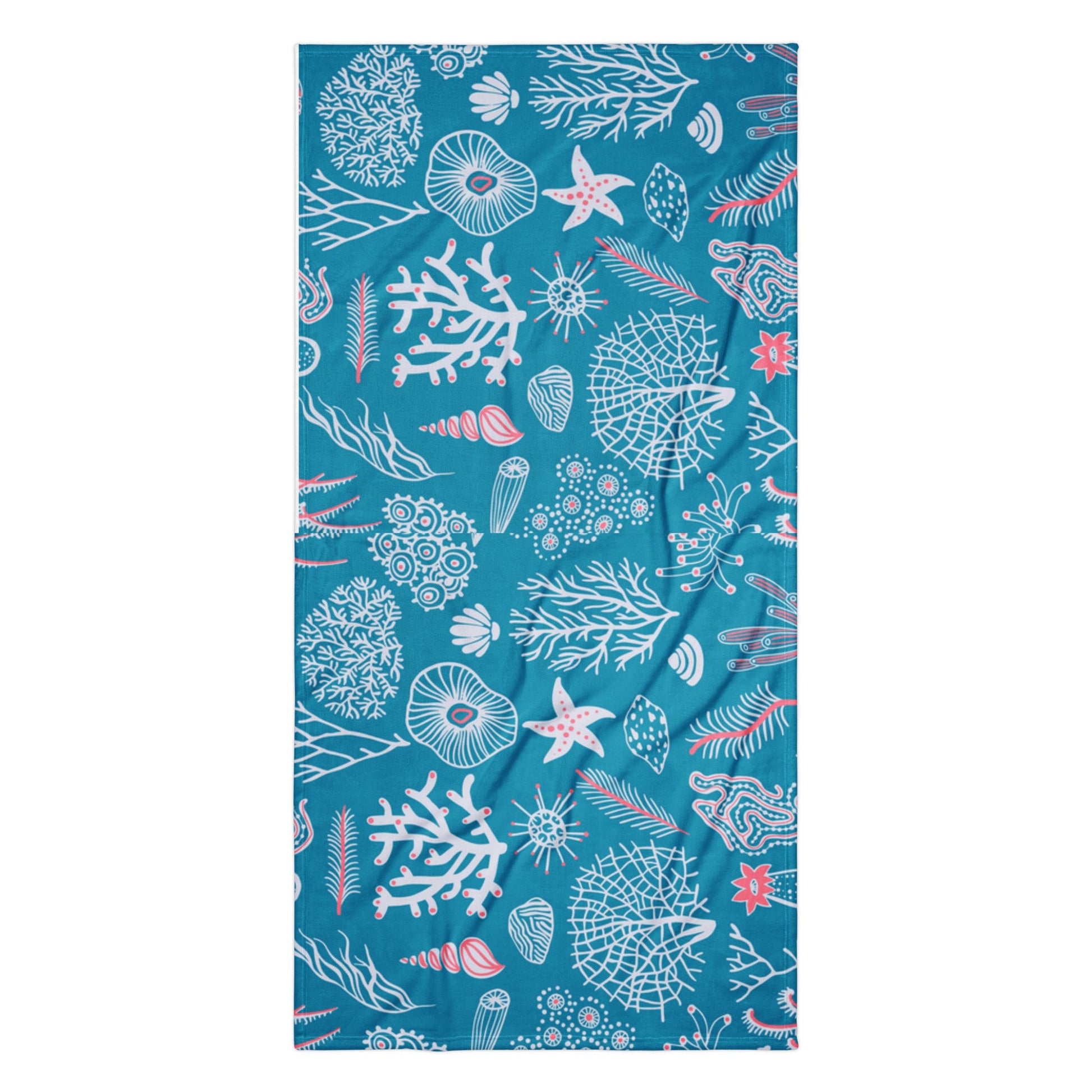 Maritimes Handtuch mit Korallen-, Muschel- und Meeresstern-Motiv auf türkisfarbenem Hintergrund