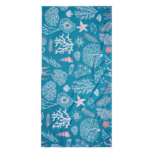 Maritimes Handtuch mit Korallen-, Muschel- und Meeresstern-Motiv auf türkisfarbenem Hintergrund