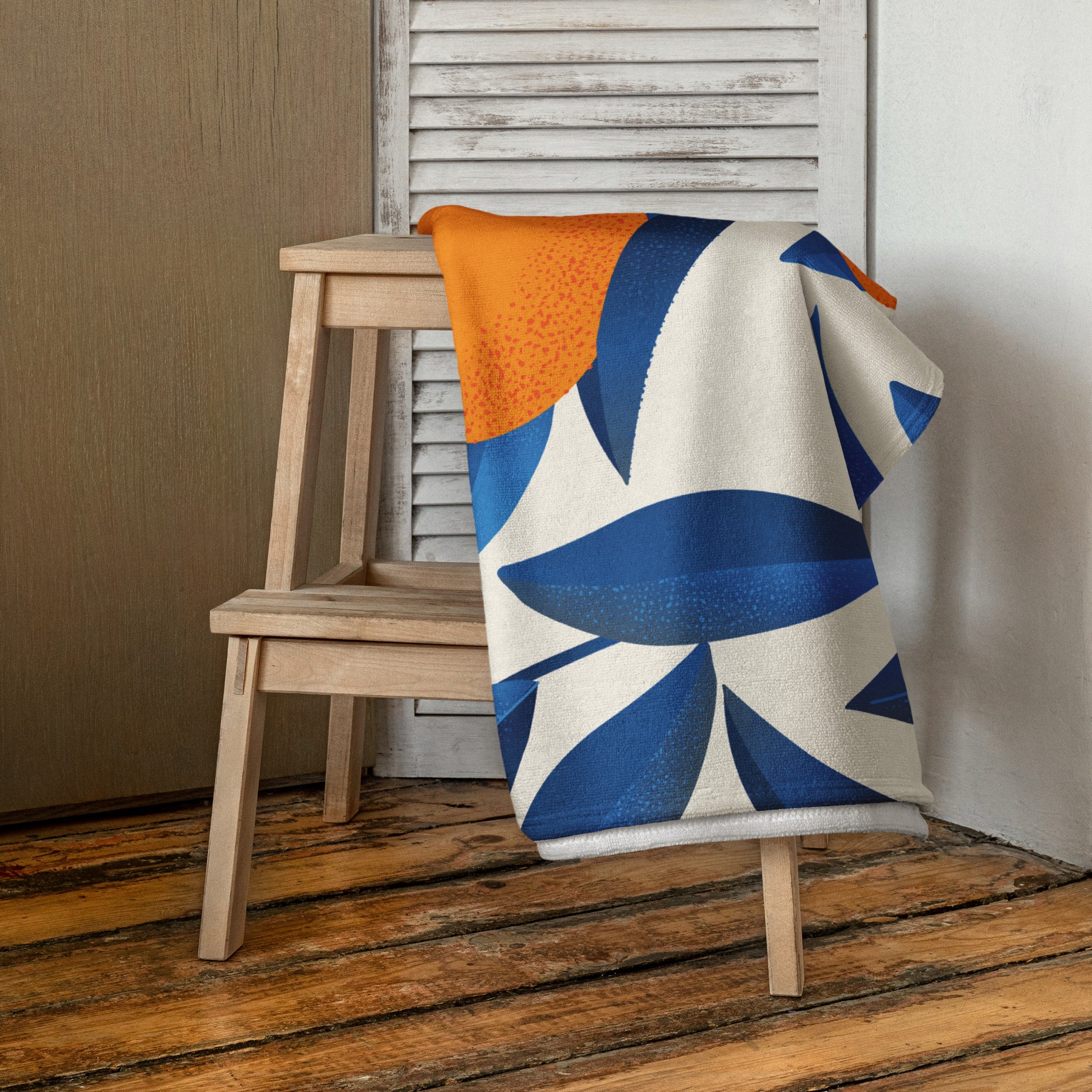 Mediterranes Handtuch mit Orangenprint. Hochwertiger Baumwollmix, zwei Größen, farbecht & saugfähig – ideal für Strand & Bad.