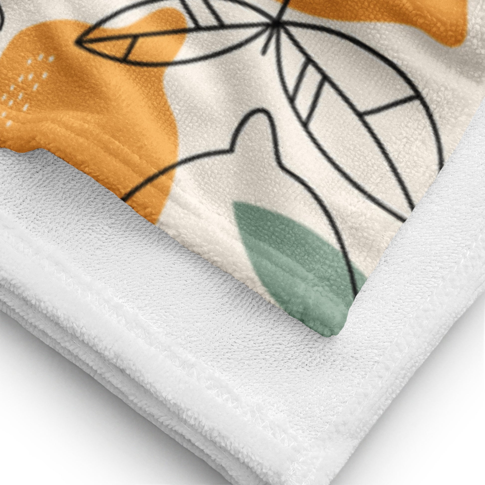 Sommerliches Handtuch mit gelben Zitronen und mediterranem Design, vertikal gehalten am Strand