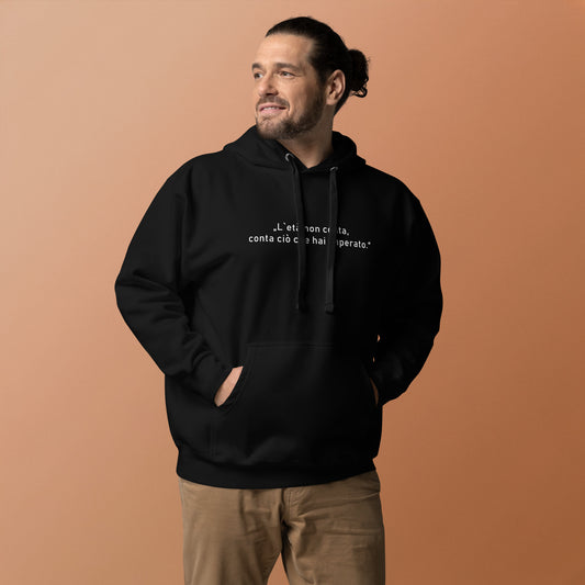 Unisex Kapuzenpullover „L’età“ aus 100 % Bio-Baumwolle in Schwarz – minimalistisches Design mit italienischem Zitat über das Alter, nachhaltige Verarbeitung, mit Beuteltasche und Kapuze, Teil der Kollektion „Amore d’Oro“ von Passione Italiana