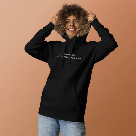 Unisex Kapuzenpullover „L’età“ aus 100 % Bio-Baumwolle in Schwarz – minimalistisches Design mit italienischem Zitat über das Alter, nachhaltige Verarbeitung, mit Beuteltasche und Kapuze, Teil der Kollektion „Amore d’Oro“ von Passione Italiana