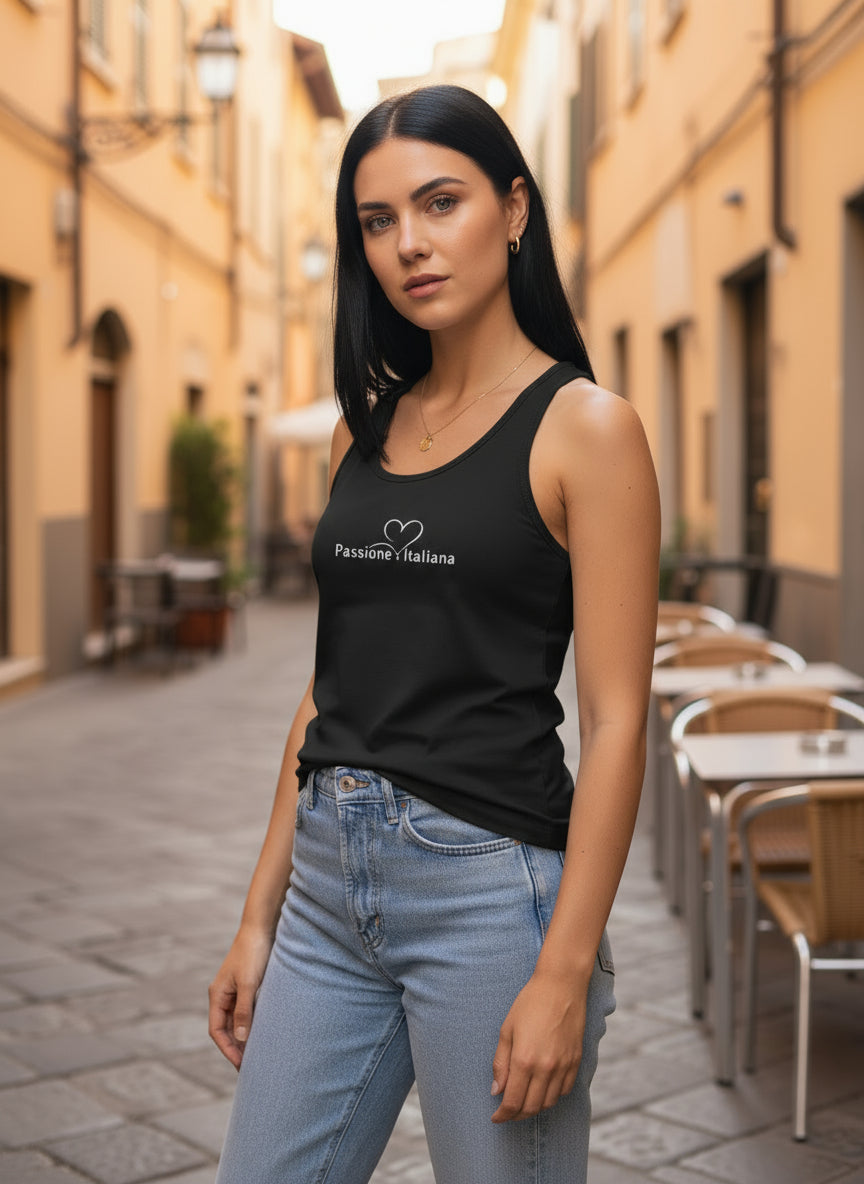 Schwarzes Damen-Racerback-Tanktop mit weißem „Passione Italiana“-Schriftzug und Herzmotiv; figurbetonter Schnitt mit sportlichem Rücken, getragen mit Jeans in italienischer Altstadt – leichte Baumwollmischung für Streetwear mit Haltung und Flair.