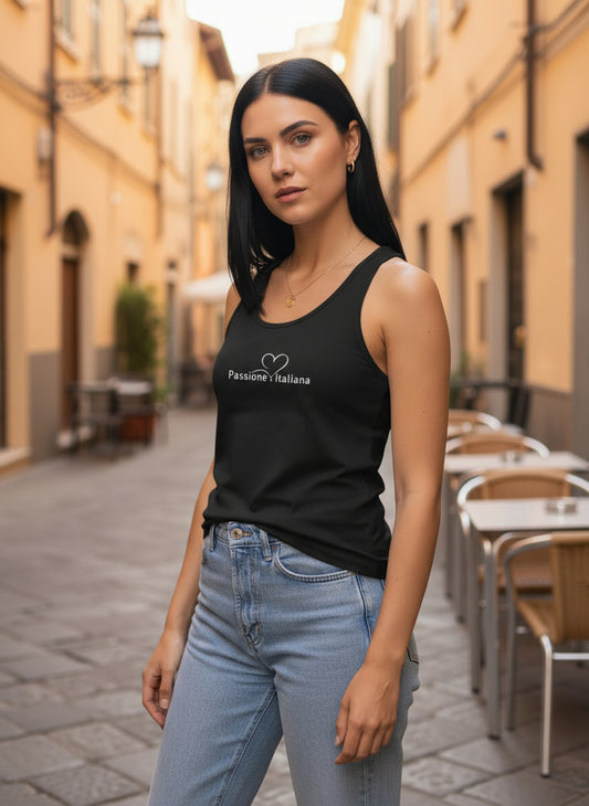 Schwarzes Damen-Racerback-Tanktop mit weißem „Passione Italiana“-Schriftzug und Herzmotiv; figurbetonter Schnitt mit sportlichem Rücken, getragen mit Jeans in italienischer Altstadt – leichte Baumwollmischung für Streetwear mit Haltung und Flair.