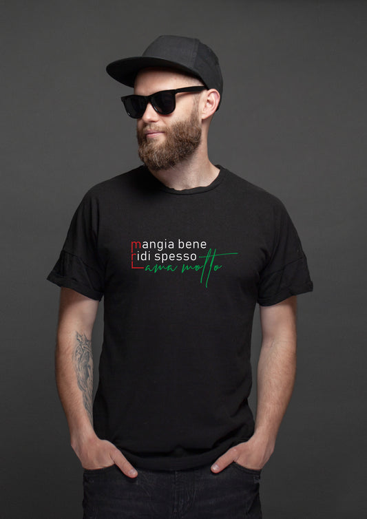 „Unisex-T-Shirt aus 100 % Bio-Baumwolle in Schwarz; weißer Schriftzug ‚Mangia bene · Ridi spesso · Ama molto‘ mittig auf der Brust.“