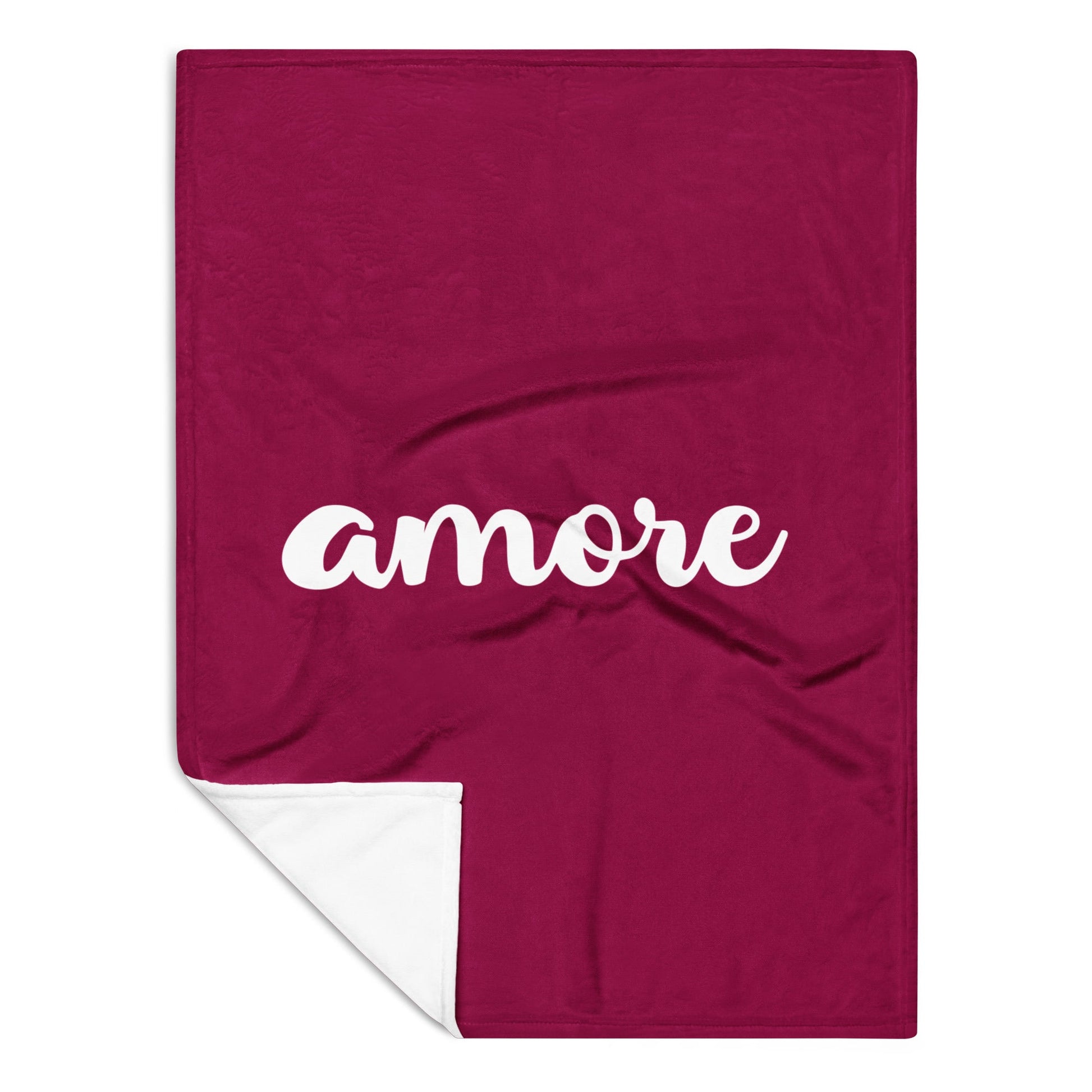 Maroonfarbene Kuscheldecke mit weißem „amore“-Schriftzug, gefaltet mit sichtbarer weißer Rückseite