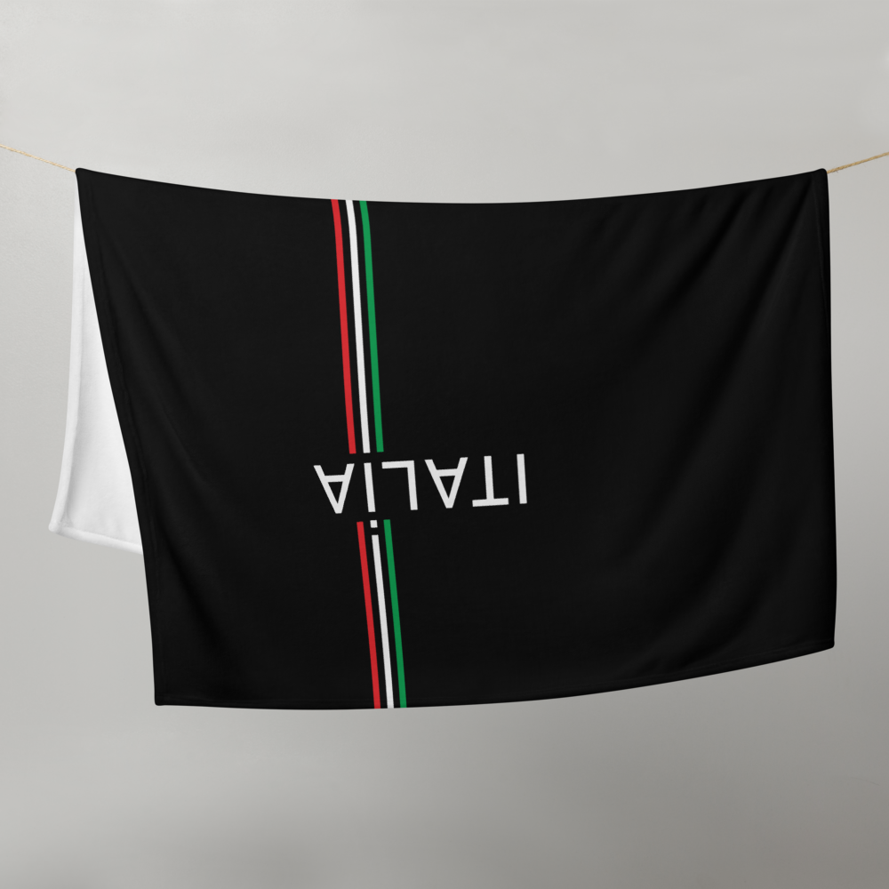 Kuschelige Decke mit horizontalen Streifen in den Farben Italiens und weißer Rückseite

