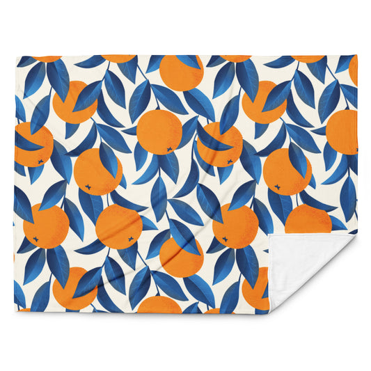 Dekorative Decke mit sommerlichem Obstmotiv – Orangen und Blätter auf weißem Textil