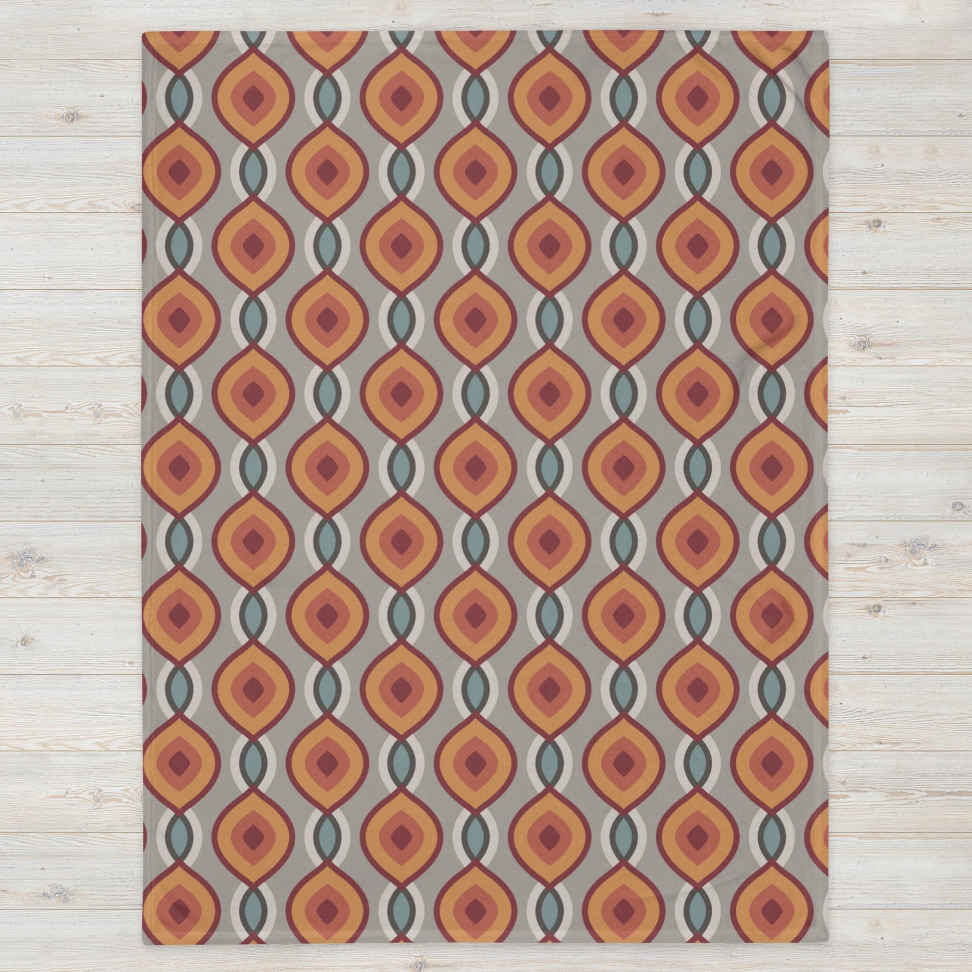 Tagesdecke mit geometrischem Muster in Rot, Orange, Blau auf grauem Hintergrund – mediterran & rhythmisch

