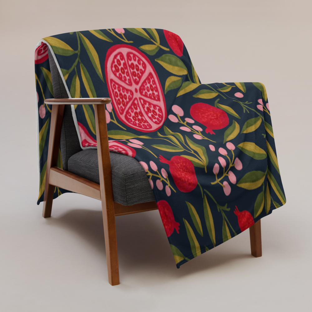 Mediterrane Decke mit Granatapfel-Design, drapiert über Sofa in stilvoll eingerichteter Wohnung