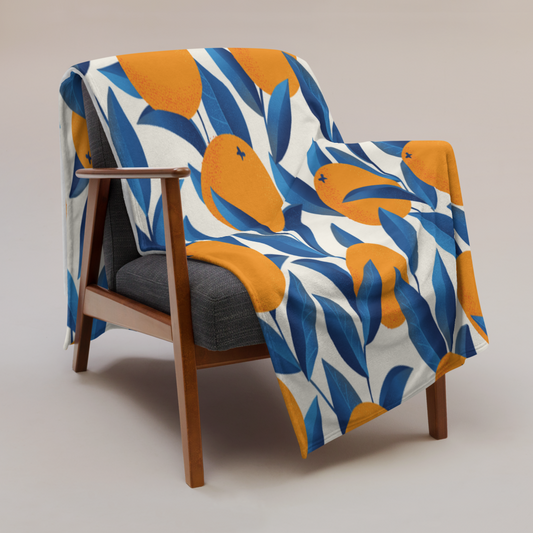 Kuscheldecke mit mediterranem Flair – grafische Orangen und Blätter in kräftigen Farben

